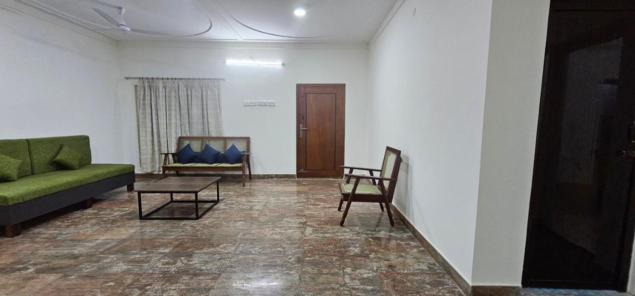- Ac 3 Bhk Near Alrport Villa