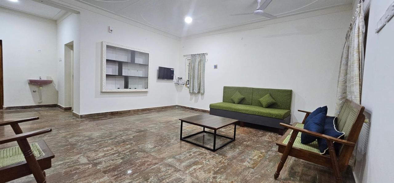 - Ac 3 Bhk Near Alrport Villa *