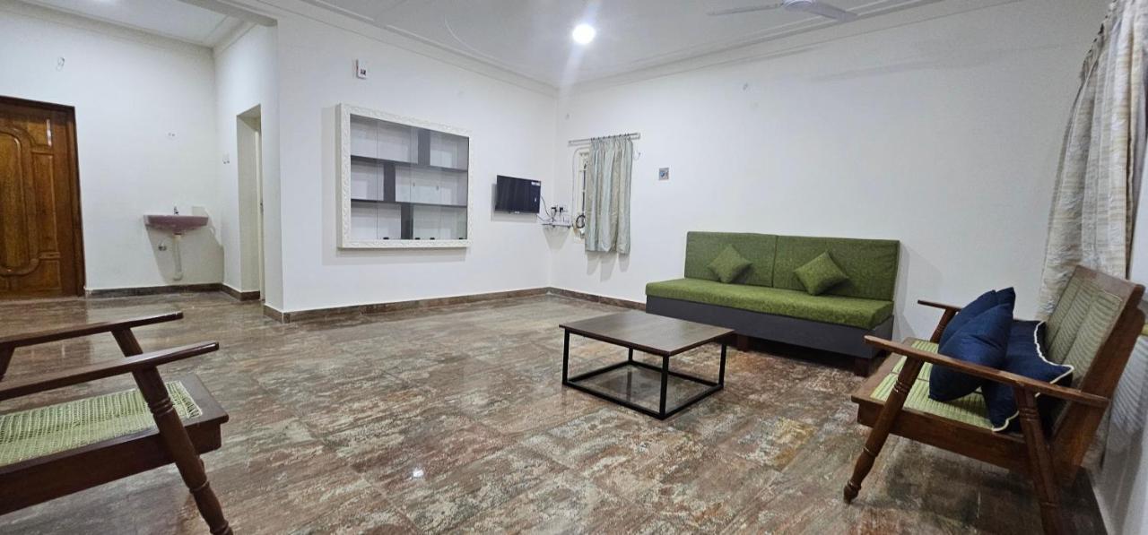 - Ac 3 Bhk Near Alrport Villa